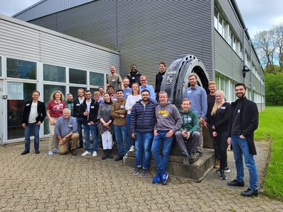 Gruppenfoto vor dem IEE-Gebäude