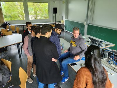 Gruppe von Personen stehen neben einer Person 